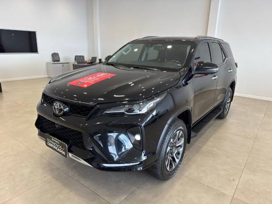 TOYOTA HILUX SW4 2.8 D-4D TURBO DIESEL SRX PLATINUM 7L 4X4 AUTOMÁTICO